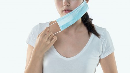 Maskne_face-mask-girl Maskne_Bioderma